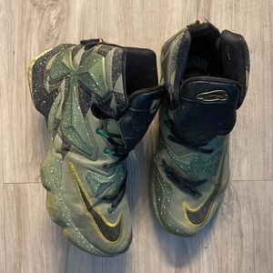 Nike Lebrun XIII Mens size 10 green